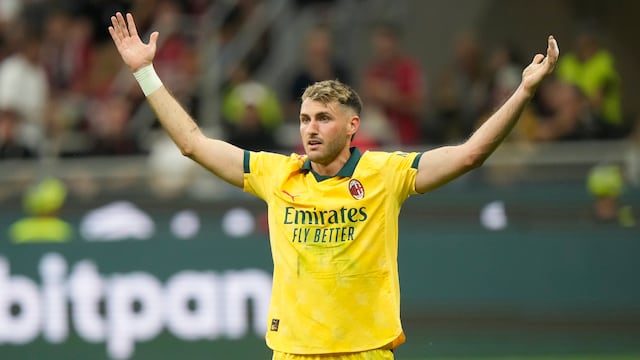 En Milan ya se habrían hartado de Santiago Giménez; le traerán a un monstruo en enero ante falta de goles