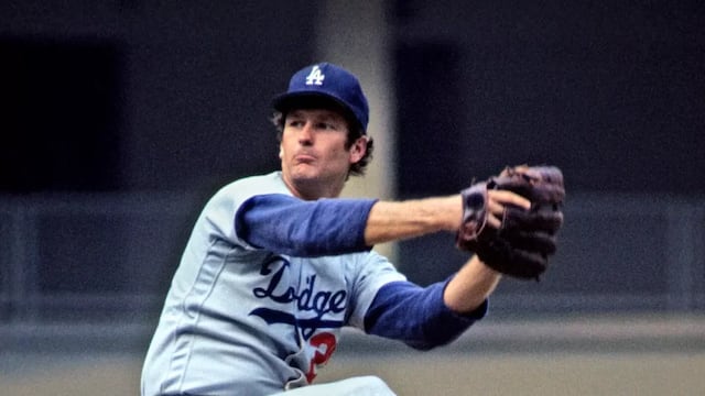 Tommy John, leyenda del beisbol