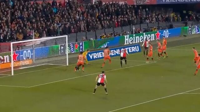 Santiago Giménez festeja gol