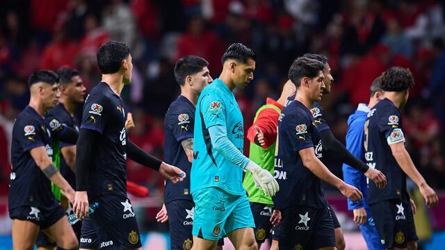 Jugadores de Chivas en el Estadio Nemesio Díez.