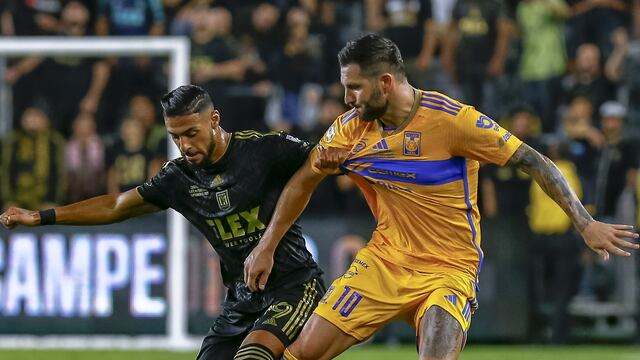 Denis Bouanga y André Pierre Gignac.