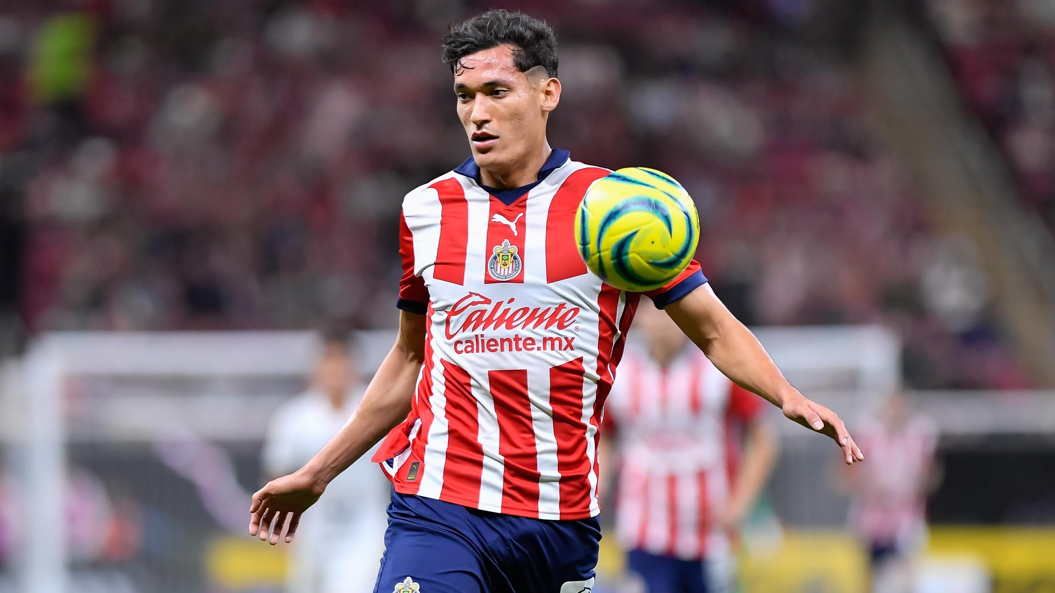 Jesus Orozco Chiquete, en un duelo con Chivas.