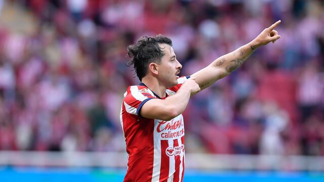 Alan Mozo celebra su gol con Chivas