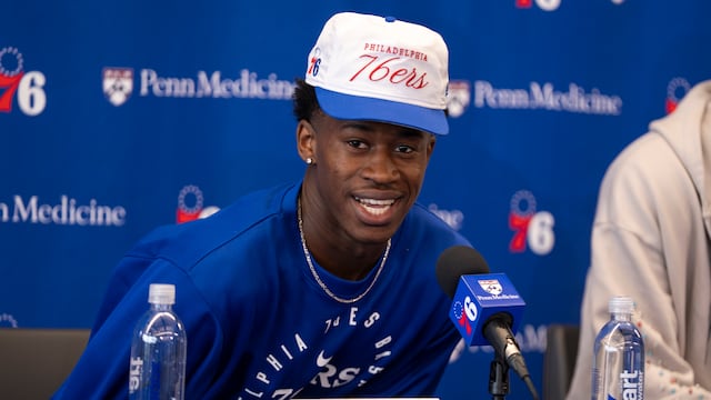 “Vivimos 7 años sin luz”: La emotiva dedicatoria de jugador recién drafteado en la NBA para su madre.