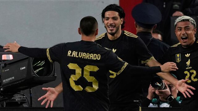 Raúl Jiménez con el Piojo Alvarado en la Selección Mexicana.