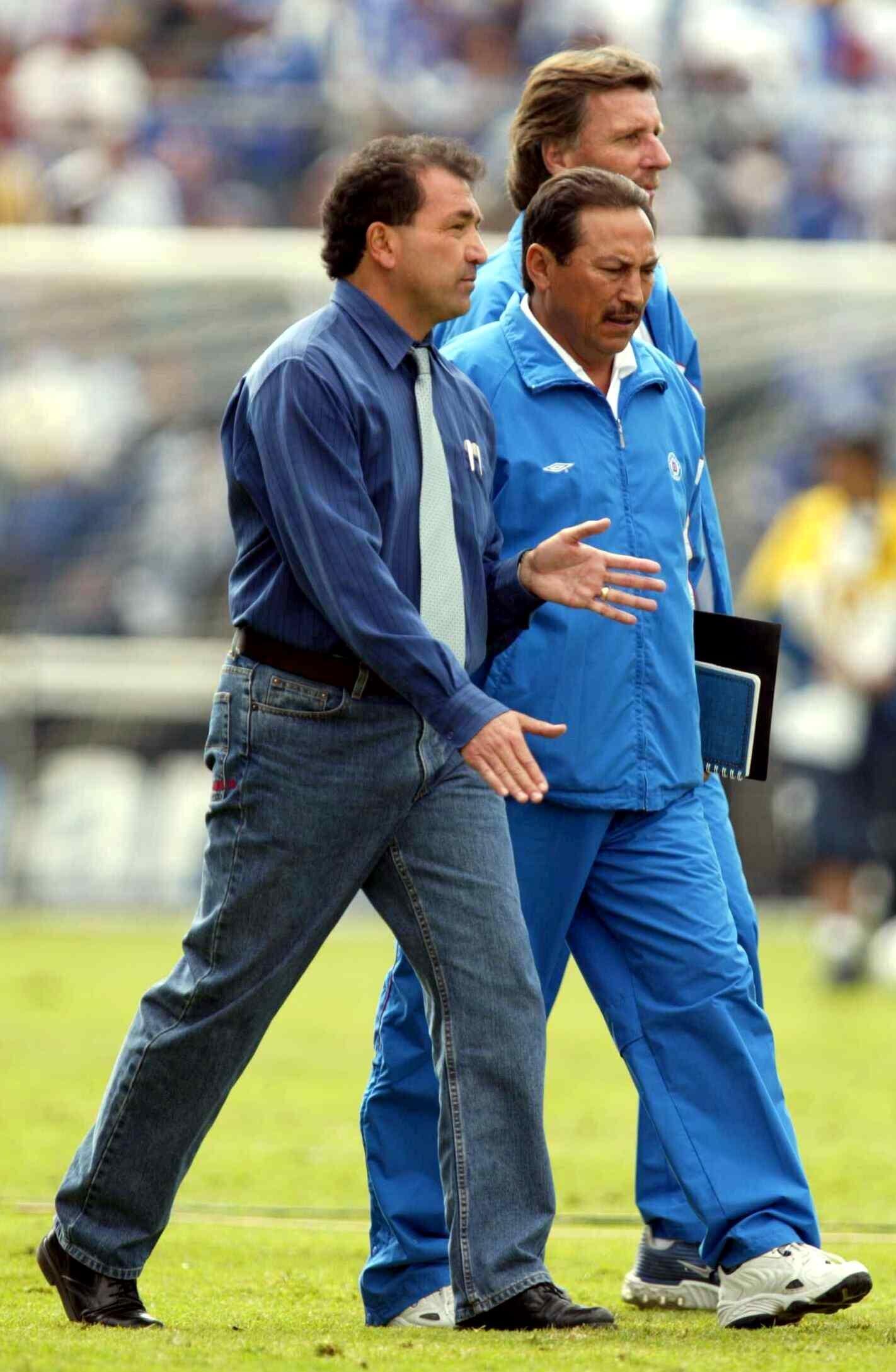 Mario Carrillo con Cruz Azul en el Clausura 2003.
