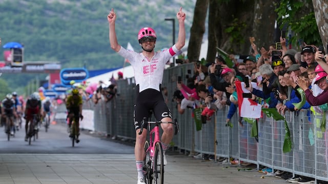 Kasper Asgreen celebra su victoria en etapa del Giro de Italia