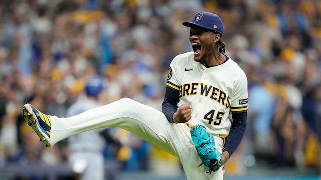 Cerveceros vencen 2-1 a Dodgers