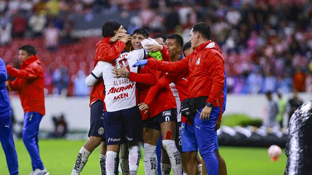 ¿Mal ambiente en Chivas? Captan a Hugo Camberos dándole unos zapes a Yahel Padilla