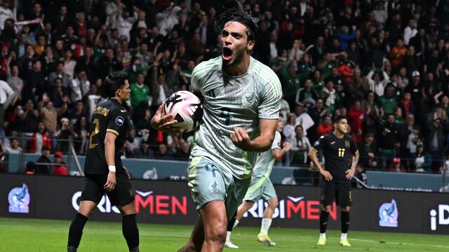 Raúl Jiménez, en un partido de la Selección Mexicana.