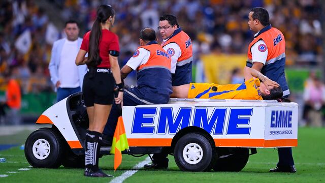 Lizbeth Ovalle tuvo que salir del campo tras el golpe que recibió por parte de Diana García.