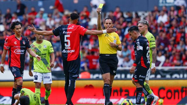 Árbitros cambian de uniforme para no confundirse con uno de los equipos.