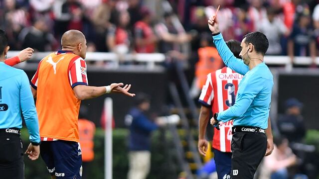 El brutal insulto de Chicharito Hernández al arbitraje.