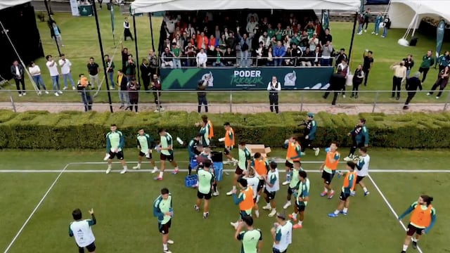 Jugadores de la Selección Mexicana detienen entrenamiento para tener inesperado gesto con fans