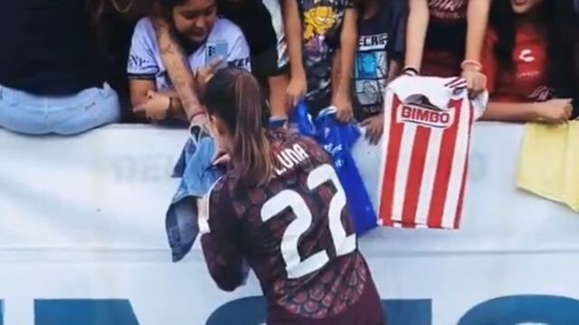 Jugadora del América rechaza firmar un jersey de Chivas