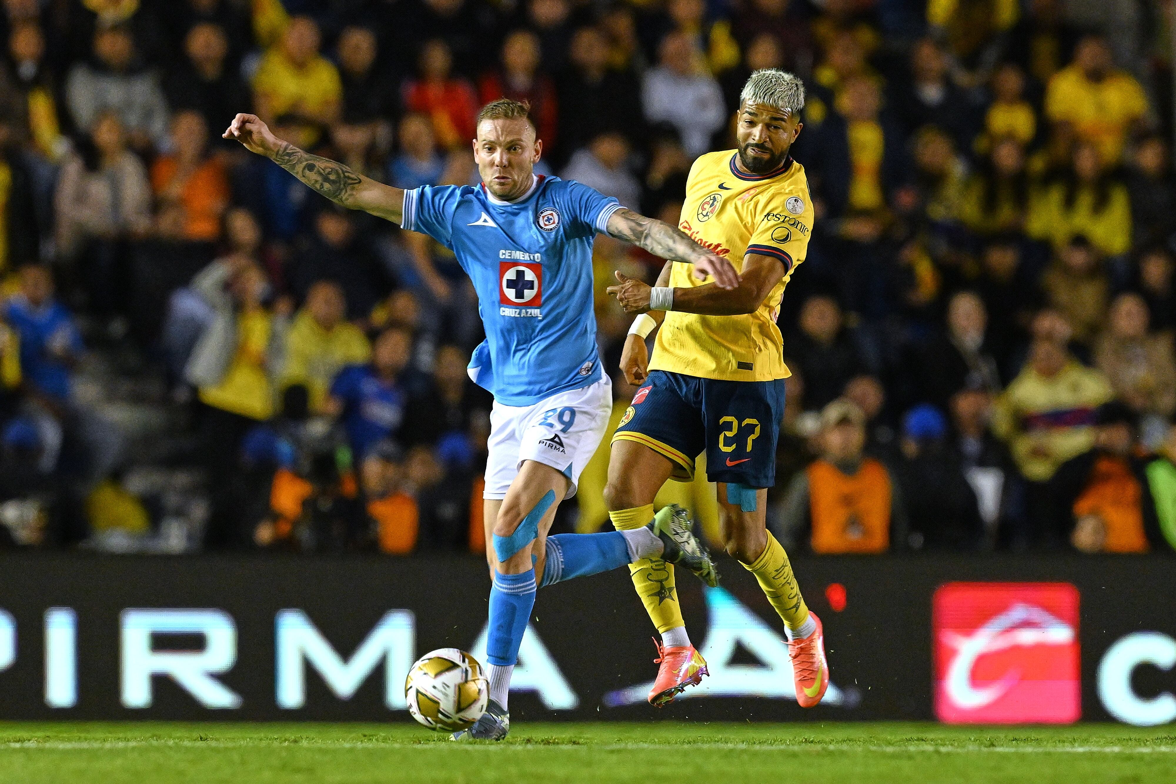 Carlos Rotondi (L) of Cruz Azul fights for the ball with Rodrigo Aguirre (R) of America during the Semifinal first leg match between America and Cruz Azul as part of the Liga BBVA MX, Torneo Apertura 2024 at Ciudad de los Deportes Stadium on December 05, 2024 in Mexico City, Mexico.