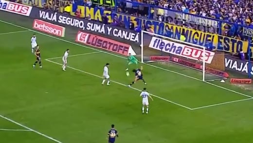 Lo de Cavani ya es penoso: Comete ridícula falla a metros de la portería y sin portero