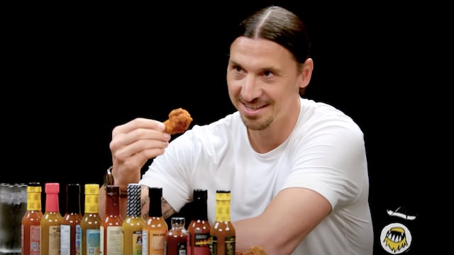 Zlatan Ibrahimovic prueba la alita más picosa del mundo