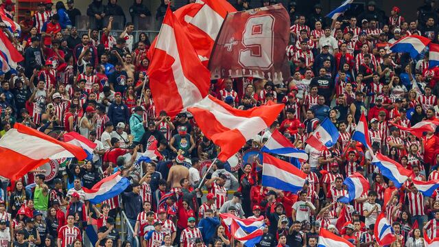 Fans de Chivas cuelgan mantas  y rayan paredes contra los Vergara afuera de las instalaciones del Rebaño