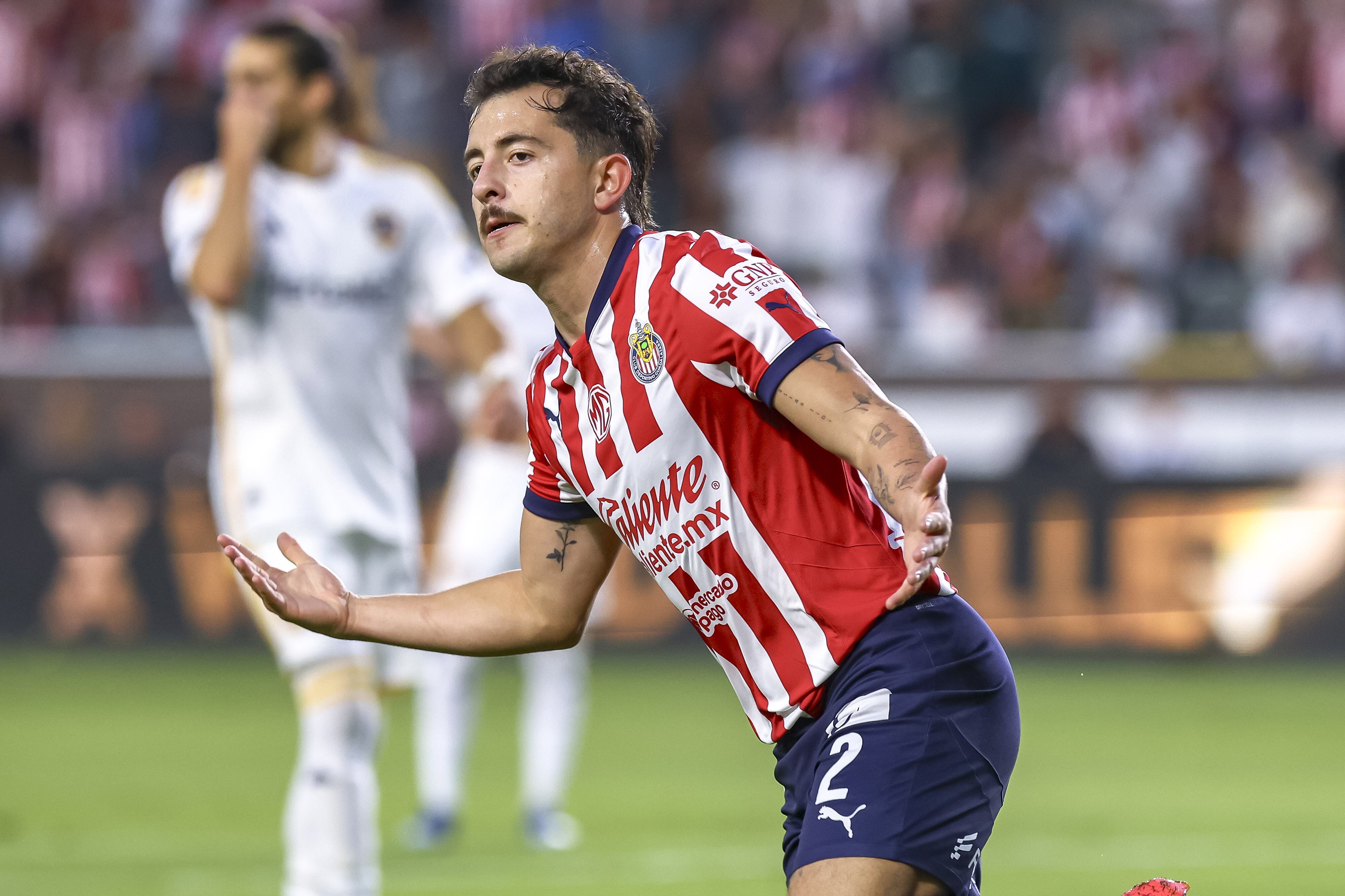 Alan Mozo celebra su gol con Chivas