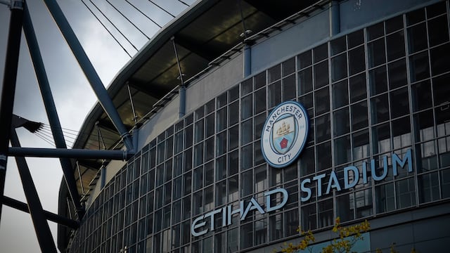 Bloomberg reporta que la severidad del castigo al City podría afectar futuros compromisos multimillonarios de Emiratos en territorio británico.