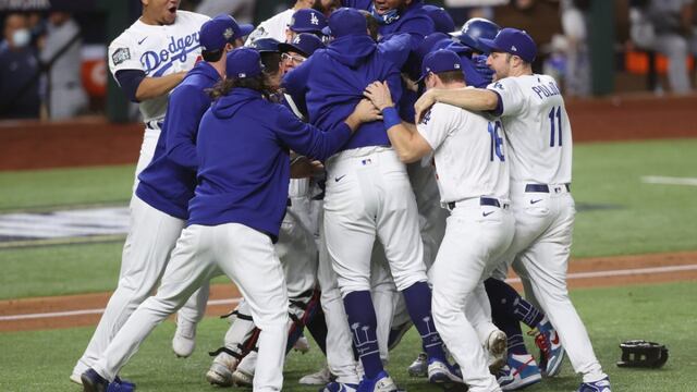 Los Dodgers celebran su campeonato después de 32 años.