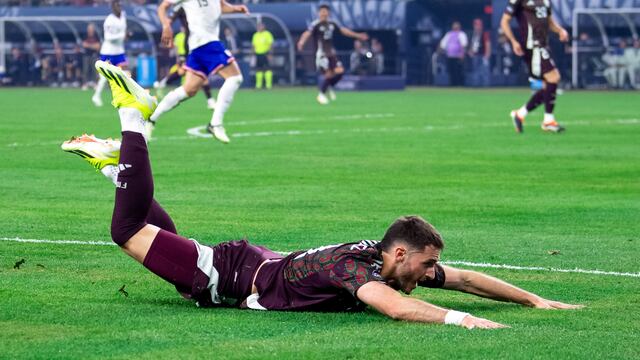 Santiago Giménez será el suplente de Raúl Jiménez y Henry Martín en el Tri de Javier Aguirre