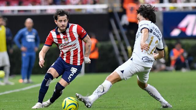 Alan Mozo y Chino Huerta en el Chivas vs Pumas.