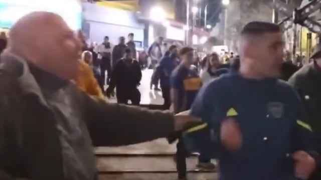 Dos hinchas de Boca Juniors pelearon en Argentina luego de que uno criticara a la directiva del equipo y otro defendiera la victoria sobre Lanús.