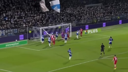¿El mejor gol olímpico de la historia? Pasó en el partido de Mateo Chávez en la Eredivisie