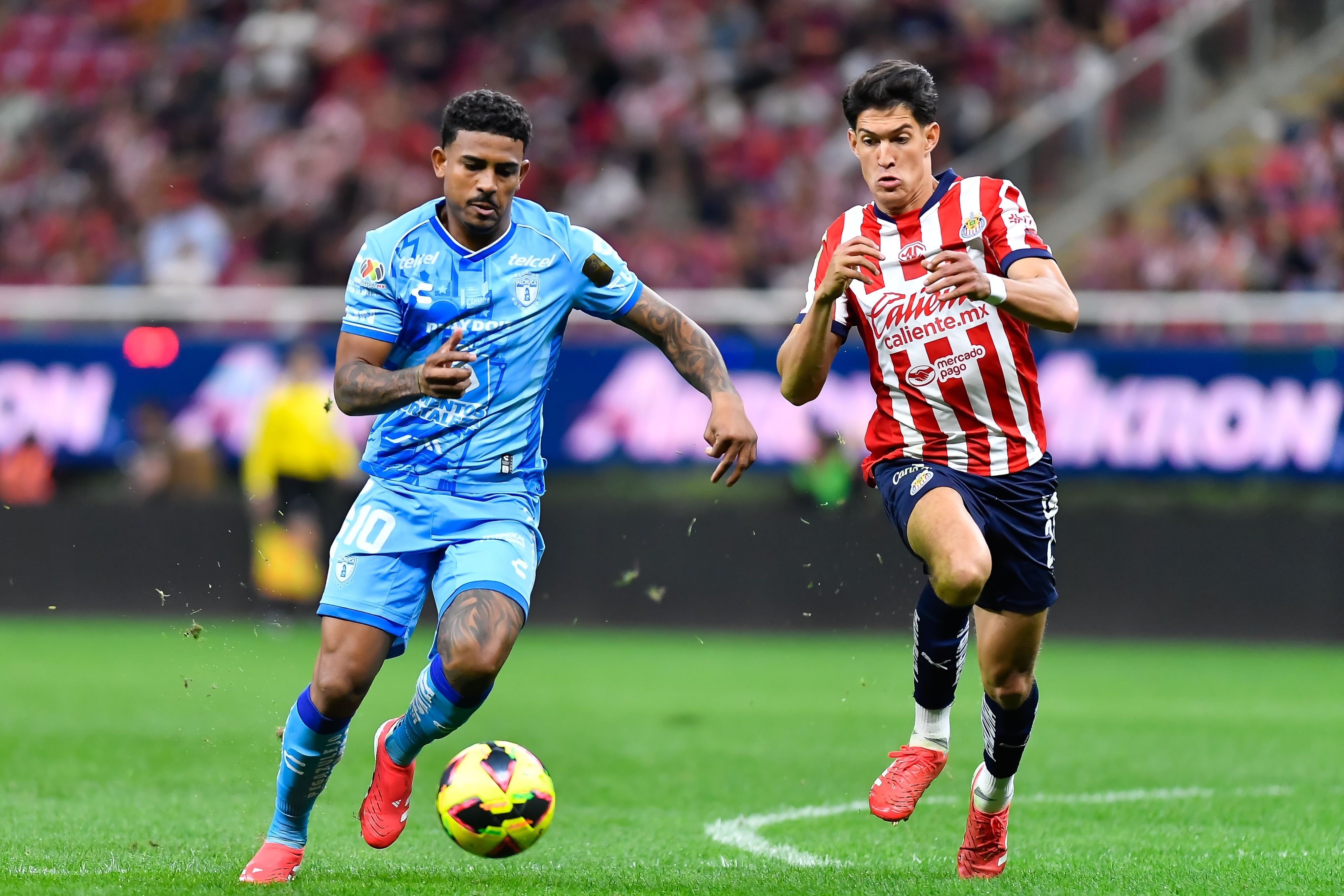 John Batista de Souza y José Castillo en el Chivas vs Pachuca.