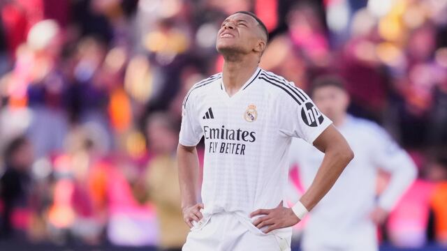 El hat-trick de Kylian Mbappé no fue suficiente para que Real Madrid pudiera derrotar a Barcelona y prácticamente se despidió de LaLiga