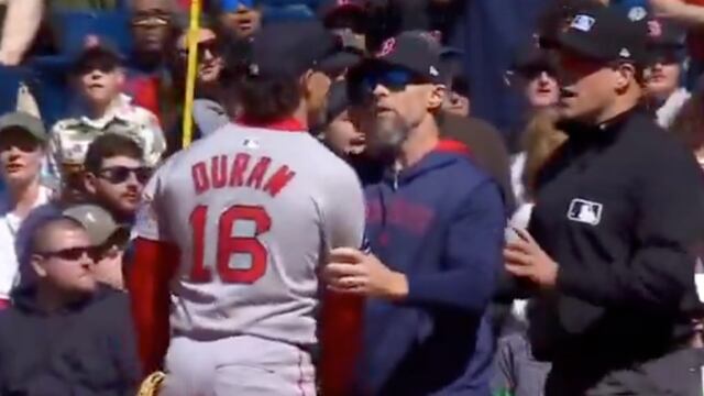 Pelotero mexicano de Red Sox se encara con un fan en pleno partido