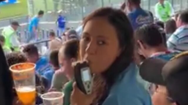 Aficionados de Cruz Azul y León se sometieron a la prueba del alcoholimetro en el Olímpico Universitario.