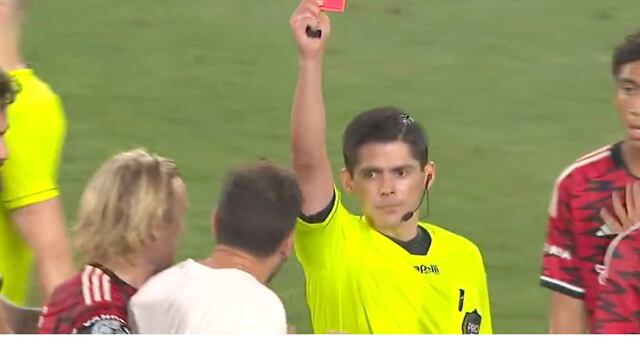 Árbitro comete tremenda pifia y DT se le va encima en pleno partido.