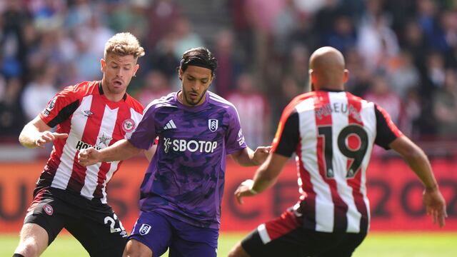 Raúl Jiménez en el Brentford vs Fulham.
