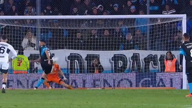 Tira penal sin ver el balón y lo falla