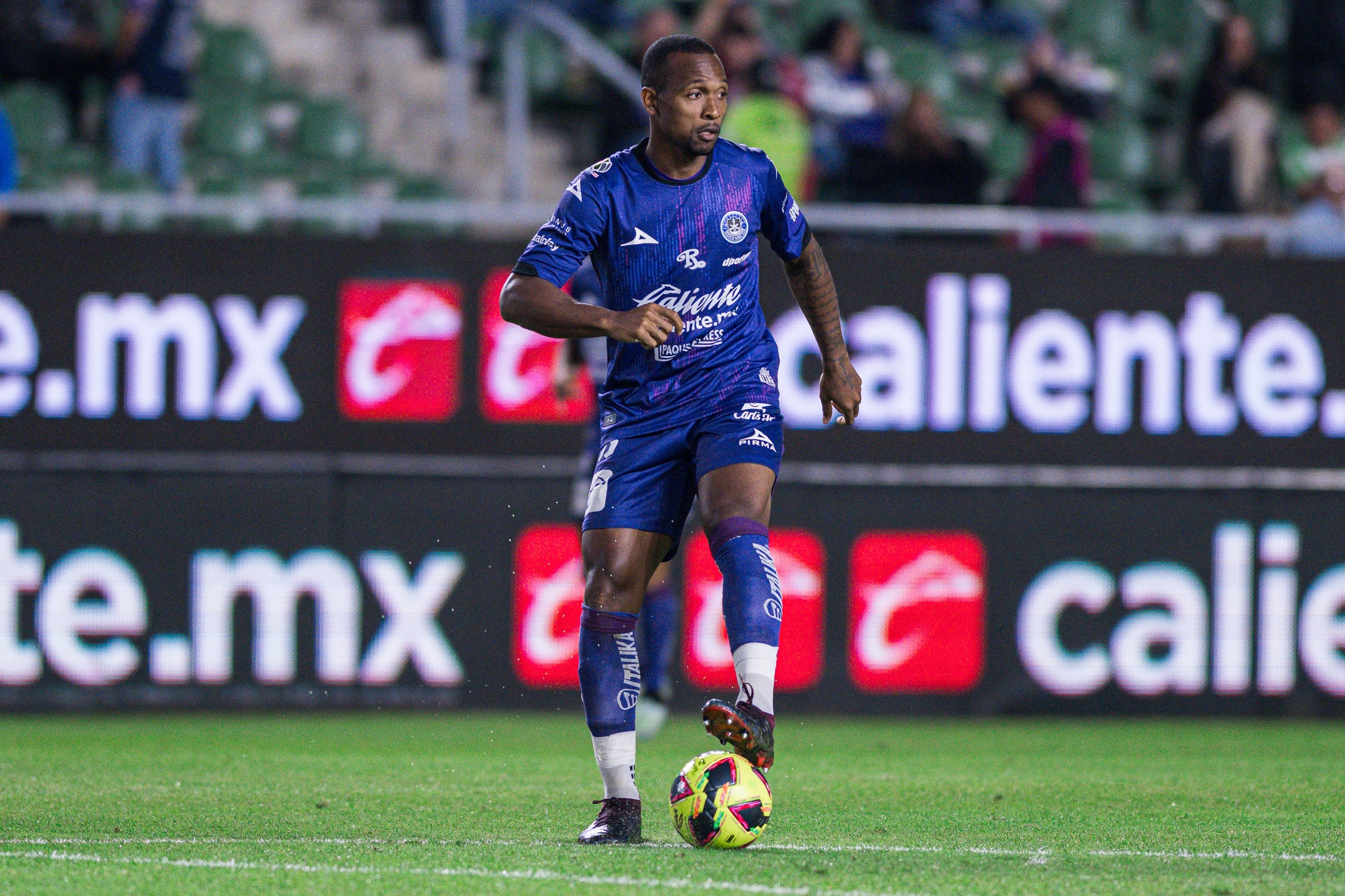 Terribles imágenes: Samir Caetano cae inconsciente por un golpe en la cabeza