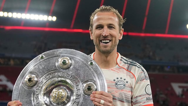 Harry Kane gana su primer título como futbolista profesional.