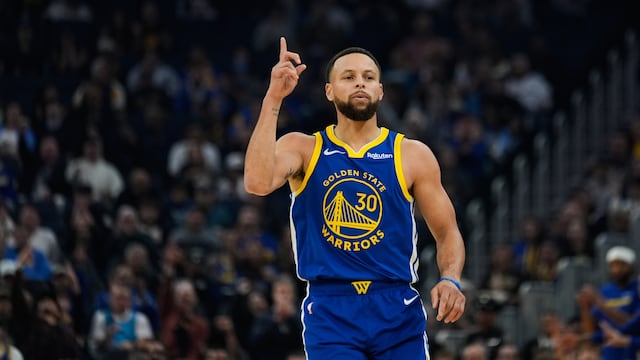 Stephen Curry sorprende con una jugada que está dando la vuelta al mundo.