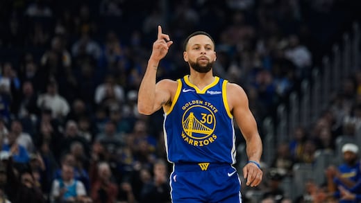 Stephen Curry sorprende con una jugada que está dando la vuelta al mundo
