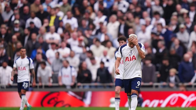 Tottenham va por De Zerbi para salvarse del descenso en la Premier League.