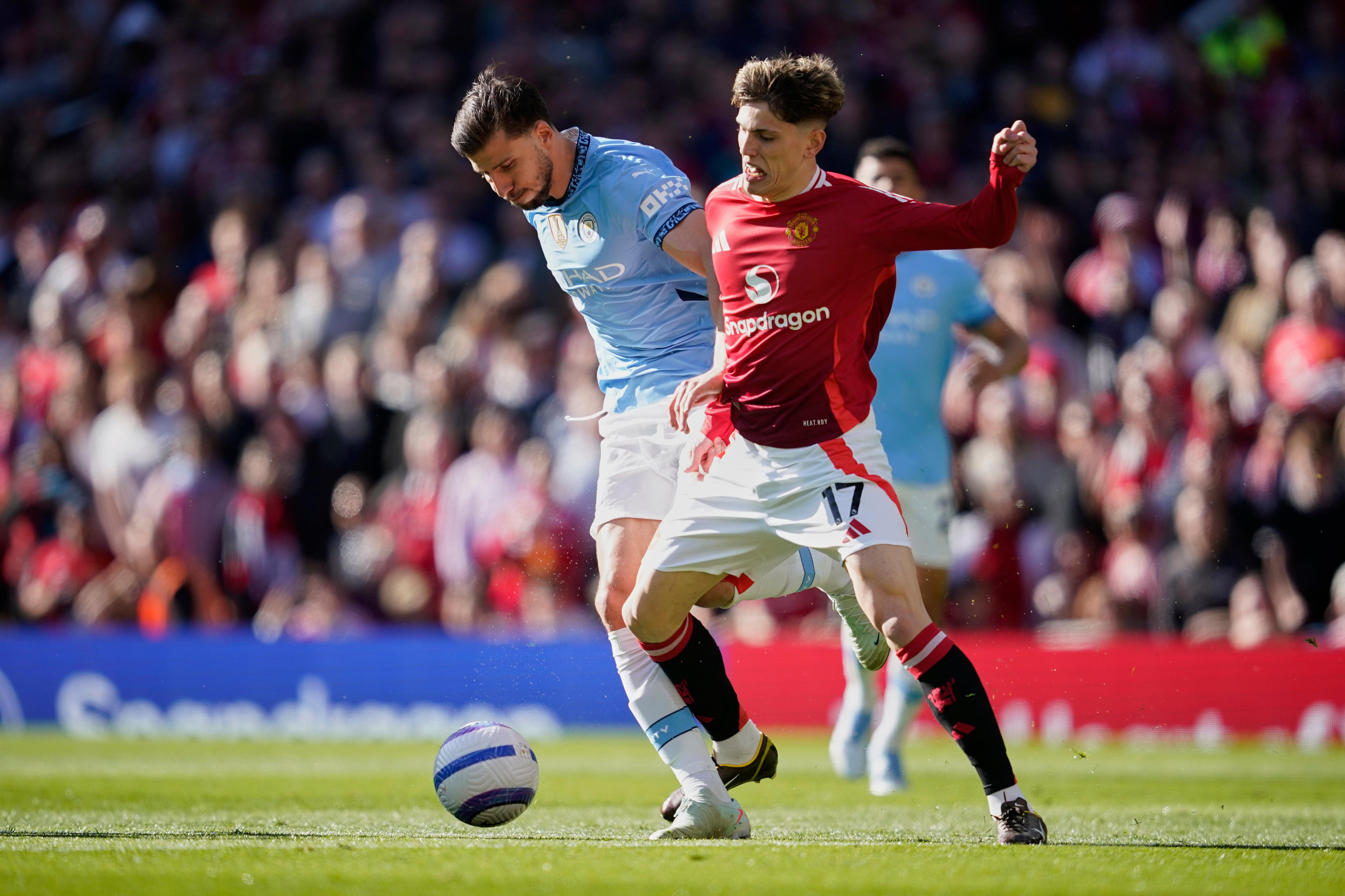 Ruben Dias y Alejandro Garnacho en el Derbi de Manchester.