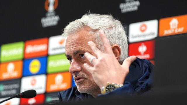 José Mourinho enloquece y agarra de la nariz al técnico rival; las imágenes son imperdibles.