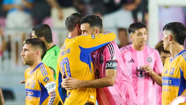 Andre-Pierre Gignac con Sergio Busquets.
