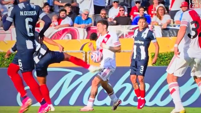 Jugador de Rayados debió irse expulsado ante River Plate