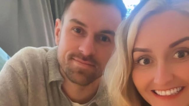 La esposa de Aaron Ramsey se enamoró de México y su comida, muestra de ello fue como compartió su preparación de chiles en nogada