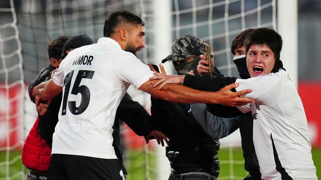 Suspenden partido de Copa Libertadores por invasión de fans a la cancha; hubo 2 muertos previo al juego