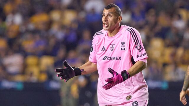 Nahuel Guzmán mostró su enojo contra los baloneros que estuvieron en el partido contra Cruz Azul.