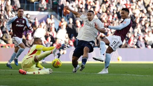 Drama en la Premier League: hace el oso del año, le meten gol, se lesiona y sale llorando